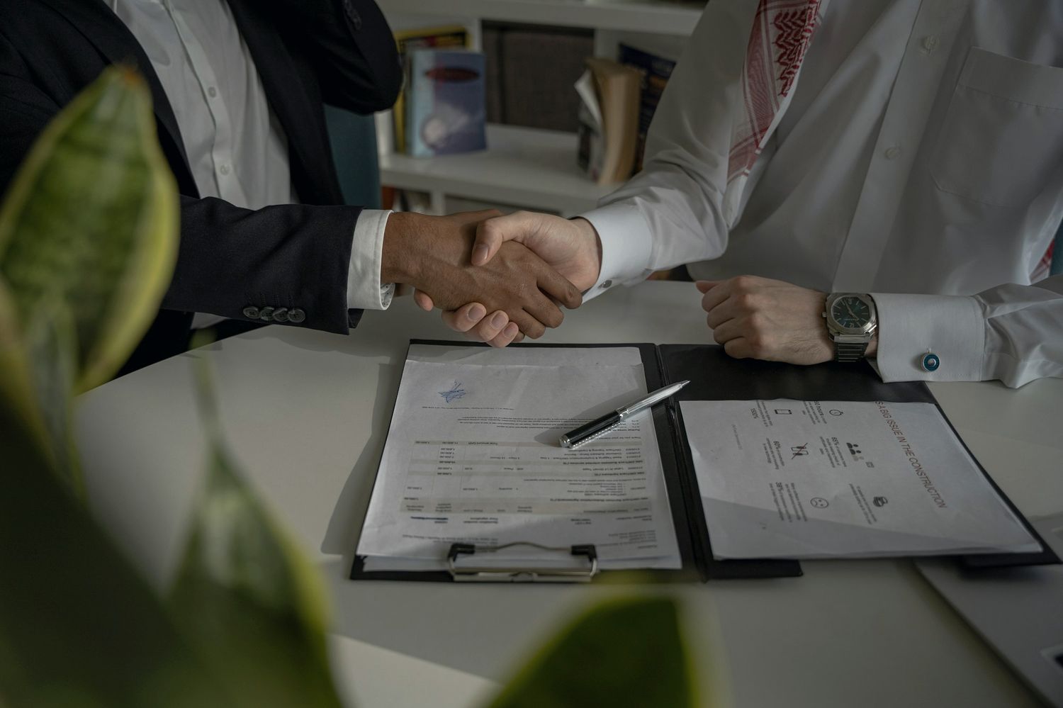 مصافحة فوق مستندات موقّعة
