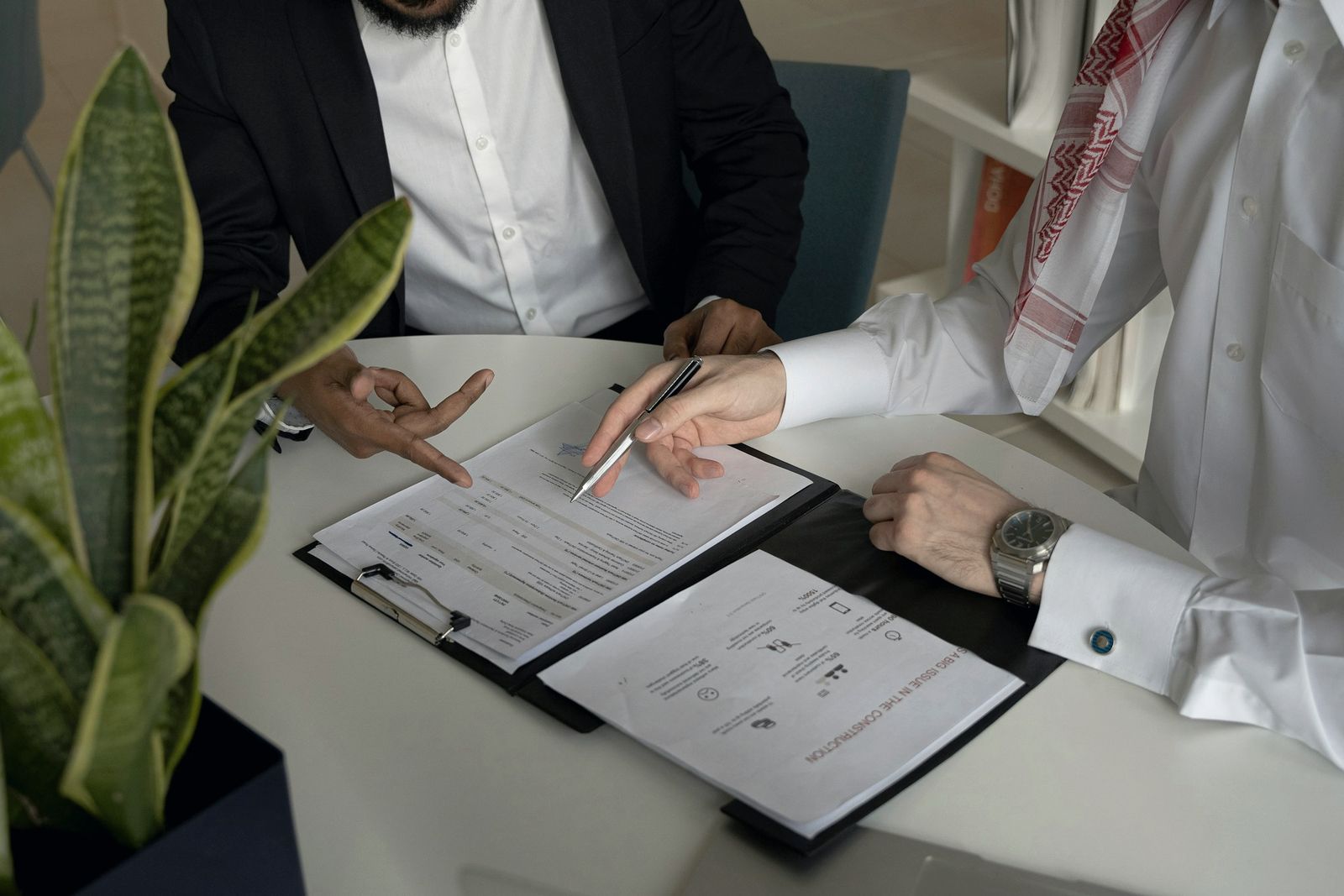 رجلا أعمال يراجعان مستنداً معاً